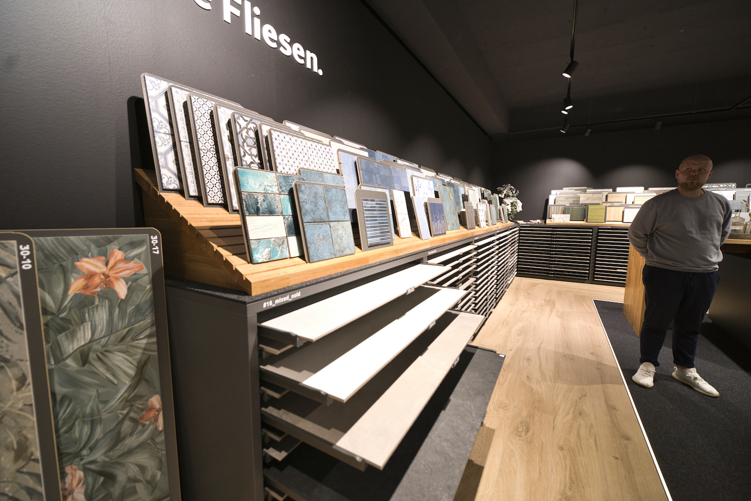Materialauswahl im ELEMENTS Showroom unseres Partners