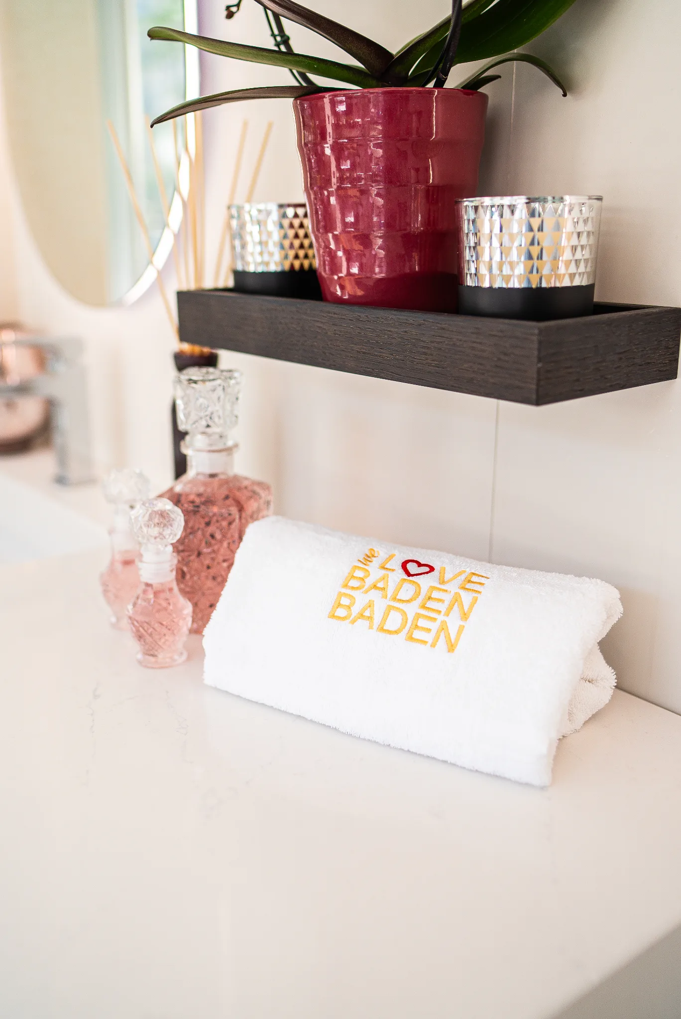 Detail aus einem fertigen Bad – Armatur, Ablage und Accessoires 2