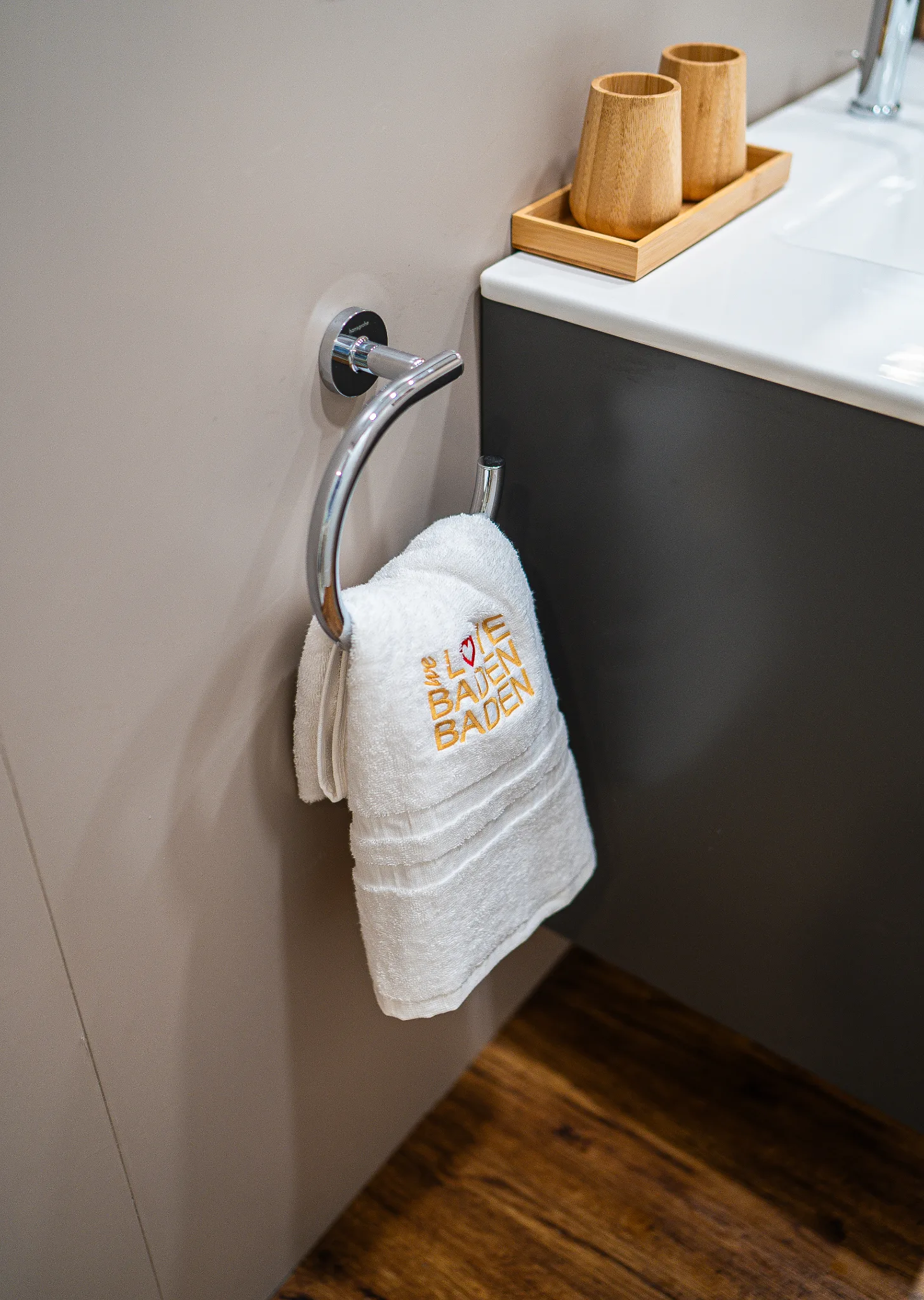 Waschtisch mit Handtuchhalter vor der neuen Wandfläche